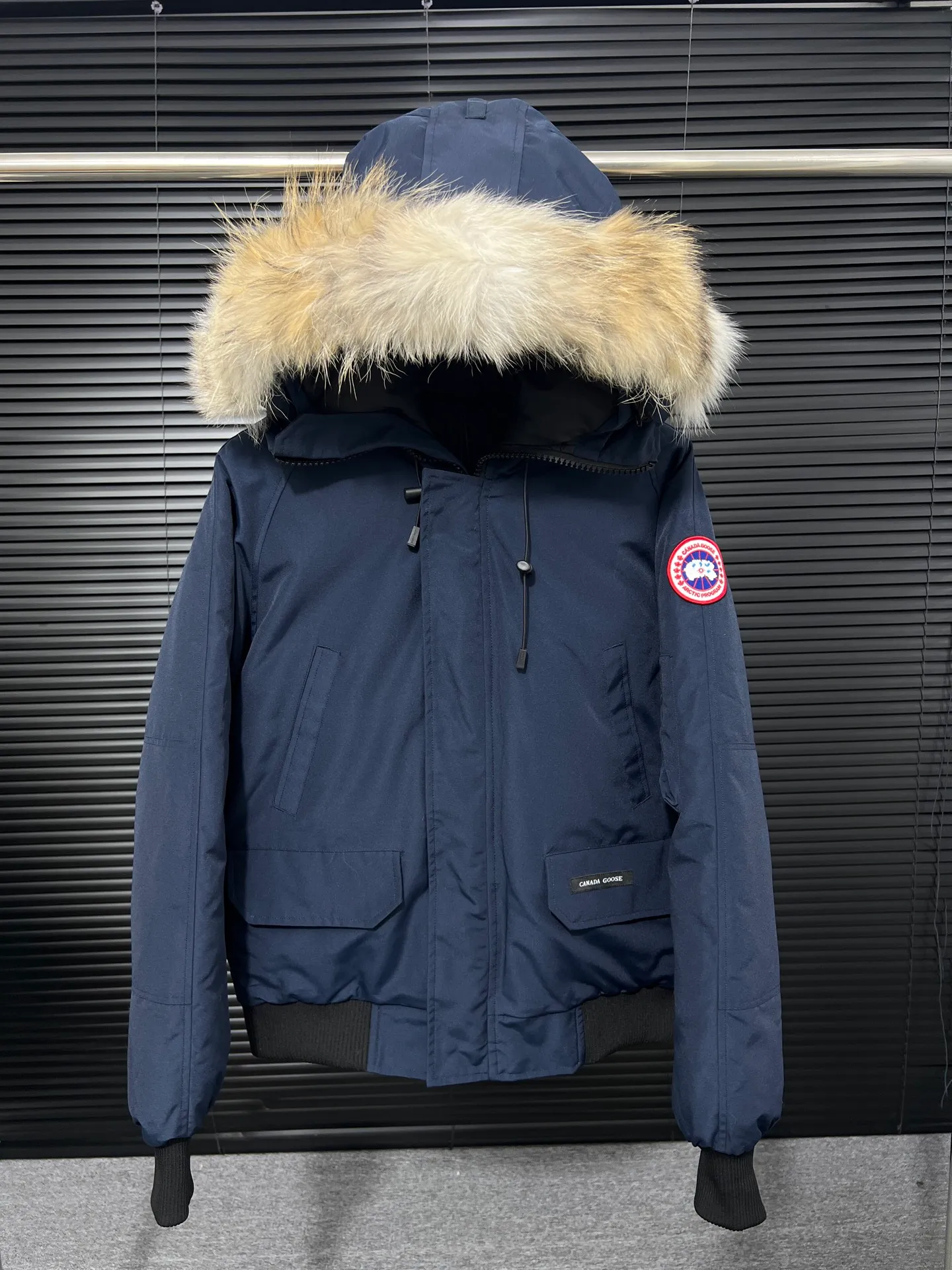 P720 🆕Top version! Comes with a tote bag! Chip version💰𝑪𝒂𝒏𝒂𝒅𝒂 𝑮𝒐𝒐𝒔𝒆/Canada Goose Chilliwack Goose 01 bomber jacket down! The top original replica version refers to the highest version in China currently (there is no one) ⚠️Note: There is no foundry in China! ! ! Saying it is original order, ZP goods, pure original goods, etc. is just a gimmick by some peers. Do not be deceived!  ⚠️Note: The latest version of this year’s authentic product has a strap (the latest version can be bought at the newly opened Galeries Lafayette Canada Goose counter in Beijing) ⚠️Note: (The authentic product does not have blue wash marks this year) Version comparison introduction 1⃣️Top replica: Made of 18-count polyester-cotton blended fabric imported from South Korea (authentic synchronized fabric), national standard 90 white duck down, western Canadian coyote hair 2⃣️Mid-range version: Made of domestically produced 21-count polyester-cotton fabric, 50% standard white duck down, Eastern Canada coyote hair, top original goose analysis Analysis 1 (wolf hair): All customers are guaranteed to receive a fur collar that is grayer than the original color. Each wolf hair is 55cm long and 14cm wide, all made from wild first-grade gray wolf skins in western Canada! Analysis 2 (Trademark): We use dyed embroidery thread to truly achieve 100% reproduction of the trademark, ensuring that the embroidery thread is exactly the same as ZP, with zero color difference and 100% reproduction of the map letters! (We can guarantee that no one in our industry is more attentive and professional than us!) Analysis 3 (fabric): As we all know, the Canada Goose ZP fabric in previous years was a 21-count polyester-cotton washed, calendered and brushed fabric that was relatively hard. Last year and this year, dozens of authentic products purchased were all made of 18-count pure cotton fabrics, and we finally decided to use 18-count polyester cotton! (ZP synchronized fabric) Analysis 4 (Accessories): Domestic exclusive version of Velcro, one to one Y-shaped double hook original Velcro, YKK zipper, exclusive original workmanship of washed threaded down jacket!  Authentic products are not 100% perfect and flawless. Authentic products also have velvet hair loss, and most of the authentic wolf fur is mainly eastern yellow wolf fur. (Because our wolf skins are all auctioned at the same auction house as authentic products) There is an auction list to prove it.  At the same time, I will teach you a trick: buy an authentic product from Tmall, buy a piece of clothing from a merchant you trust at the same time, and come back to compare the details. ⚠️ Remember you get what you pay for! Don't be greedy for small gains, or you will suffer big losses! Color: Black Navy Beige Graphite Gray Royal Blue Size: XS S M L 54 120 84 79 140-160 XL 56 124 86 81 160-180 XXL 58 128 88 83 180-200
